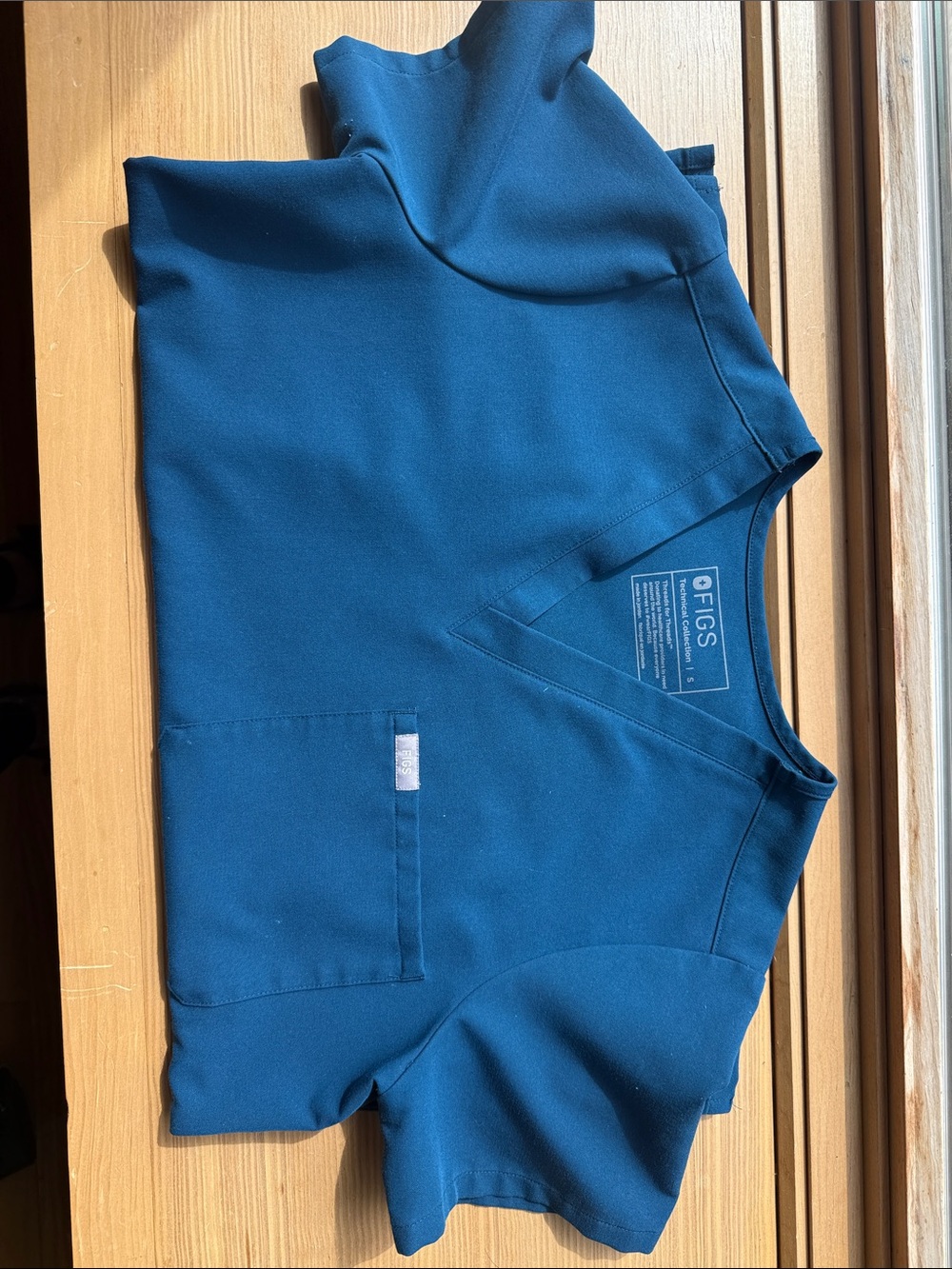 FIGS deep reef women’s size small